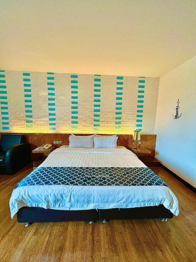 New World Express Motel Bintulu Buitenkant foto